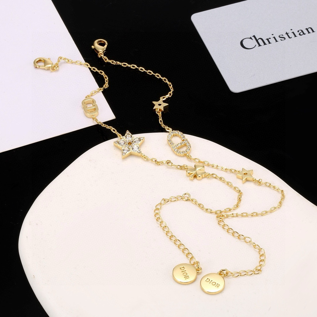  Dior 迪奥JADIOR 字母两条装手链 采用金色作为主要颜色，配上字母、五角星、增添了一份可爱。饰