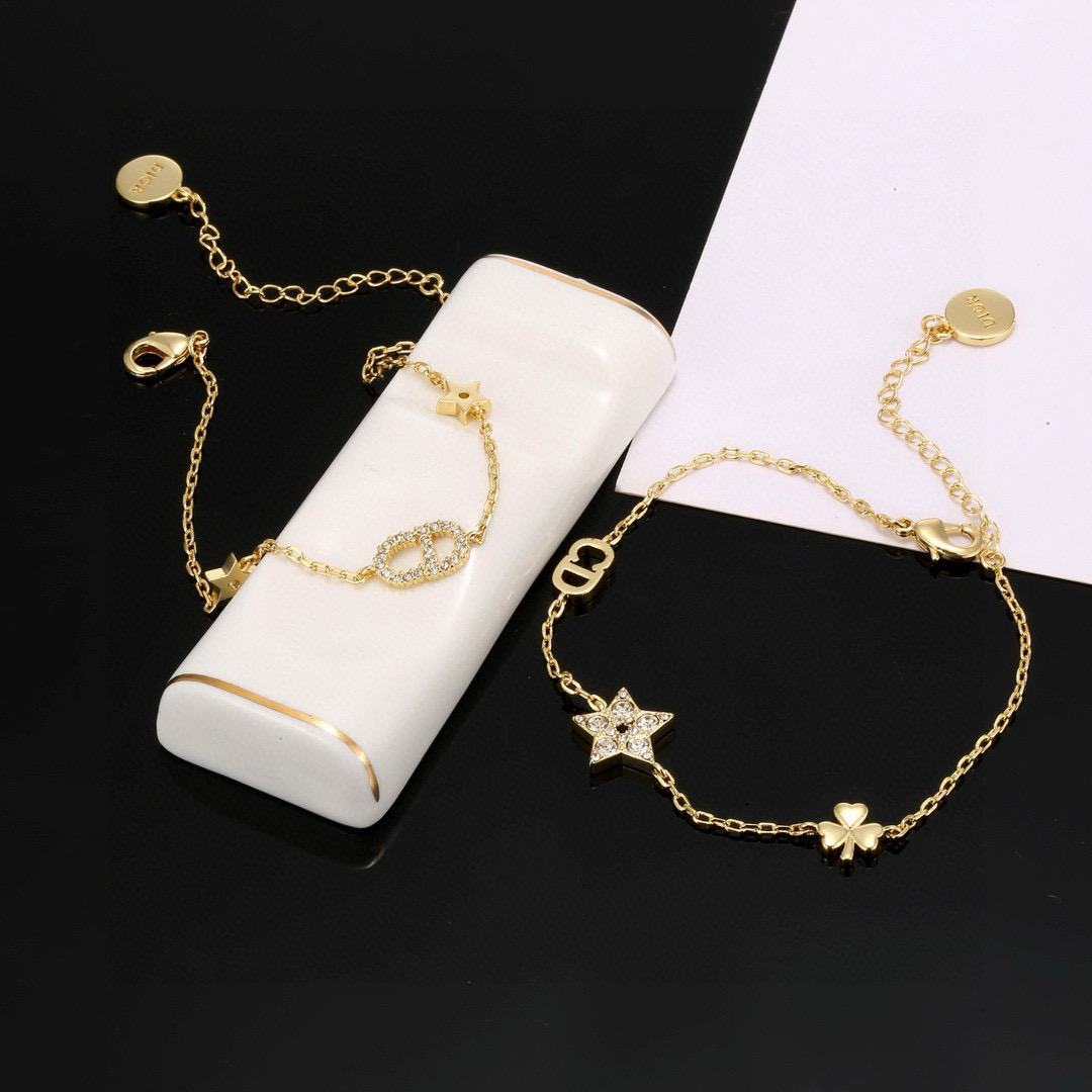  Dior 迪奥JADIOR 字母两条装手链 采用金色作为主要颜色，配上字母、五角星、增添了一份可爱。饰