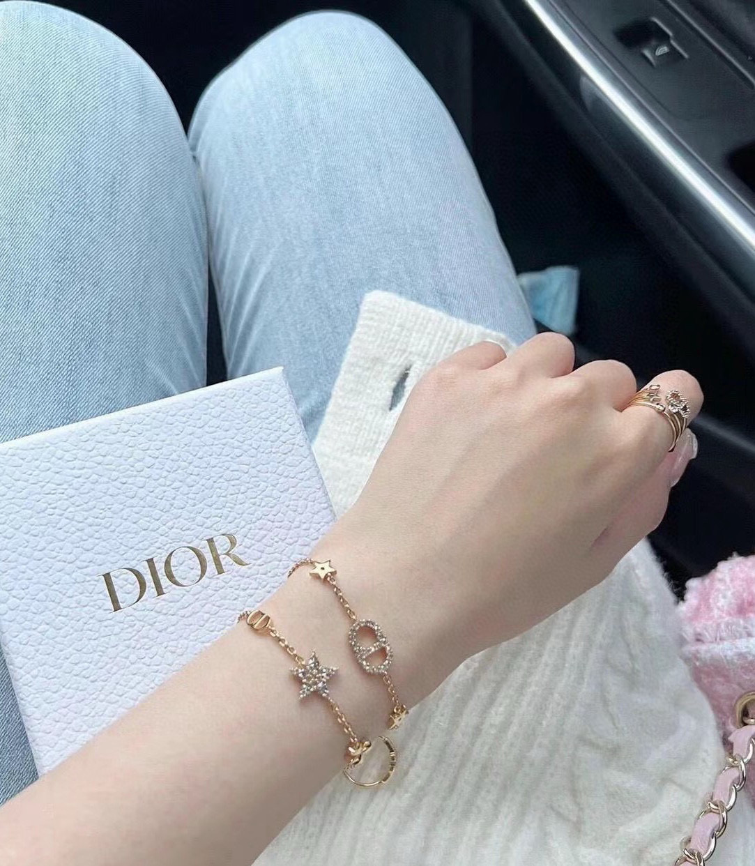  Dior 迪奥JADIOR 字母两条装手链 采用金色作为主要颜色，配上字母、五角星、增添了一份可爱。饰