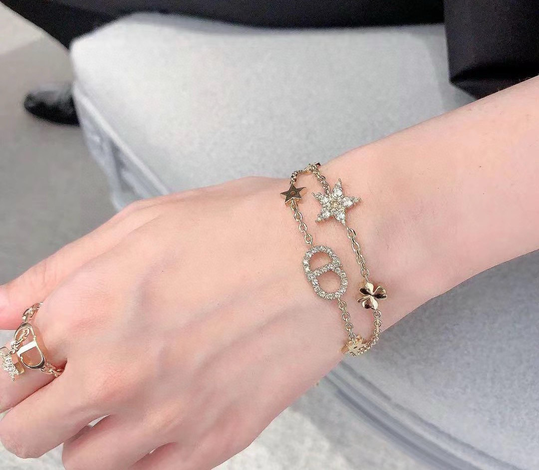  Dior 迪奥JADIOR 字母两条装手链 采用金色作为主要颜色，配上字母、五角星、增添了一份可爱。饰