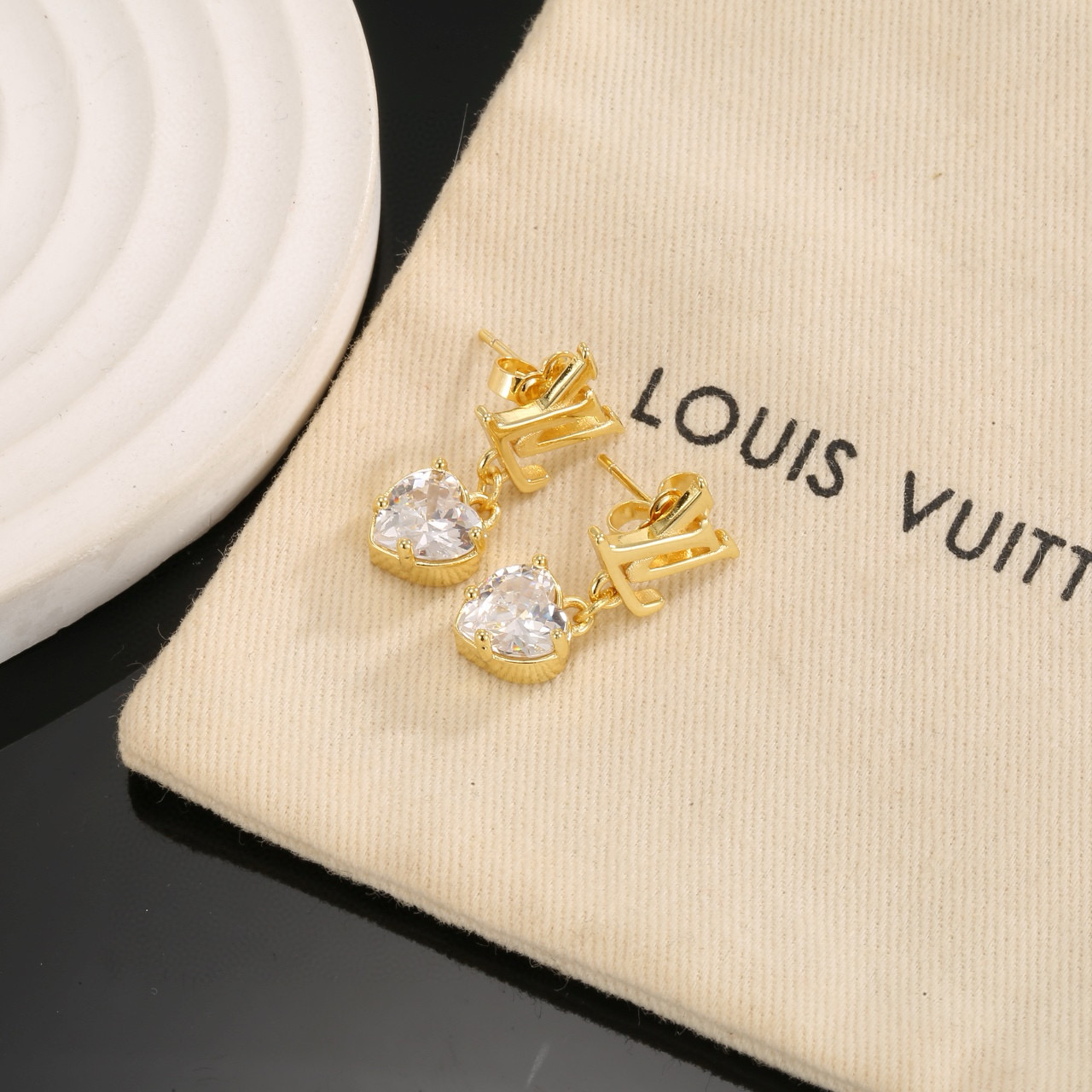【精工版本】路易威登耳钉  秉承精湛匠艺，以锻造耀目 LV Twig  抛光色泽成就经典 LV 字母的自