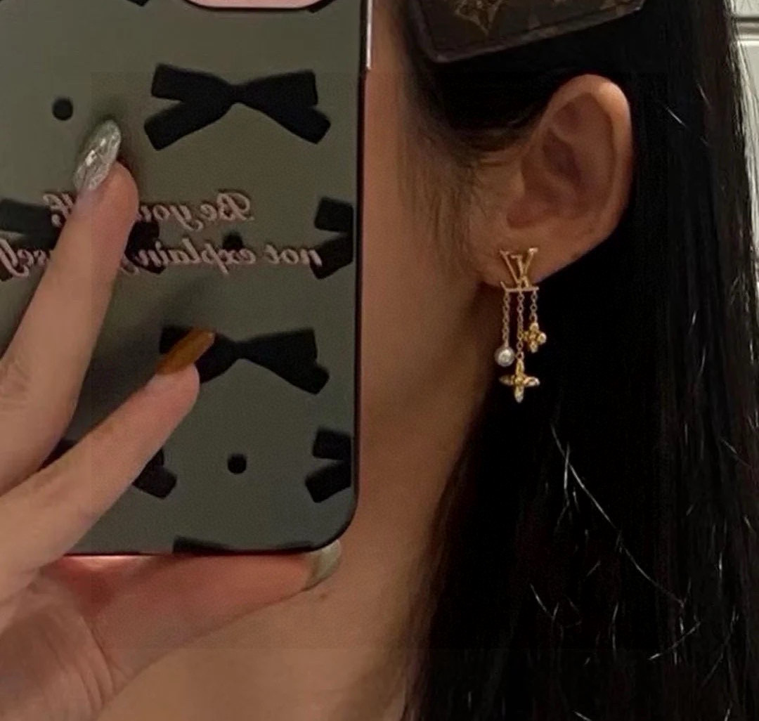  路易威登耳钉 字母耳钉  秉承精湛匠艺，以锻造耀目 LV Twig 胸针  抛光色泽成就经典 LV 字