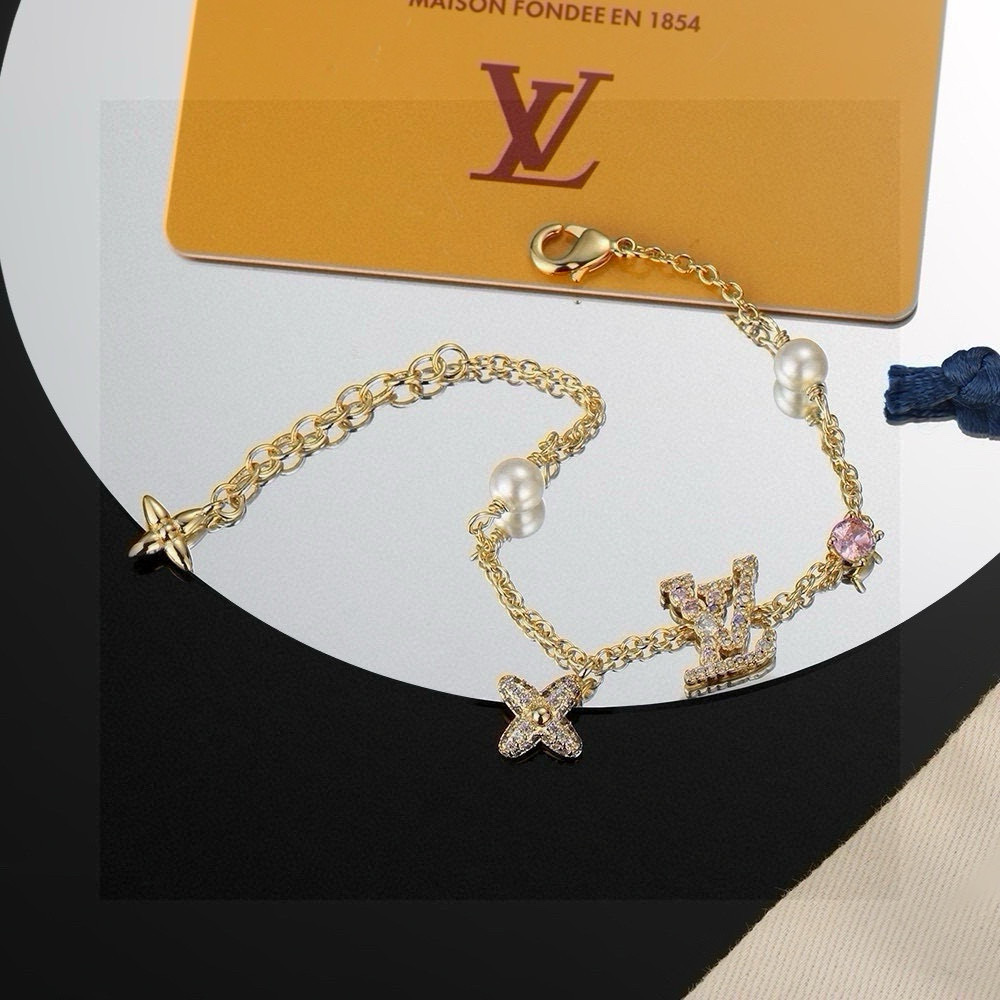 【精工版本】 路易威登手链秉承精湛匠艺，以锻造耀目 LV Twig 项链。抛光色泽成就经典 LV 字母的