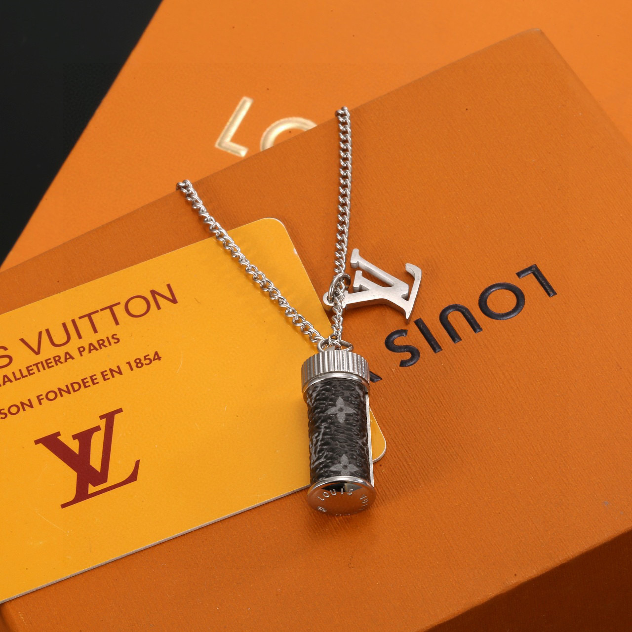 .【精工版本】 驴家项链独特lv字母香水瓶 项链 LV SculPture 项链拼接抛光链条与细腻陶瓷，