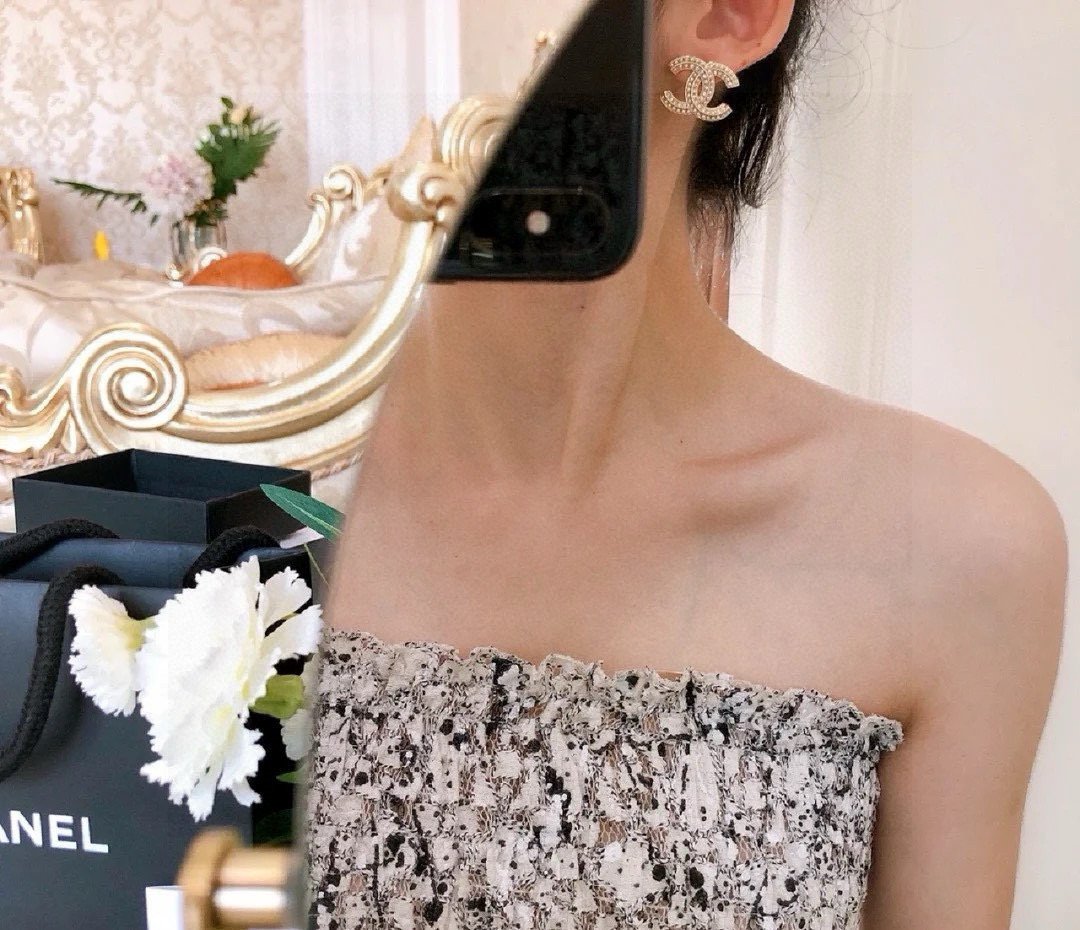  Chanel 🇫🇷香奈儿经典双C耳钉 这款随意搭配都是非常好看百搭时尚单品 🎁日常款 很修饰脸型 很上