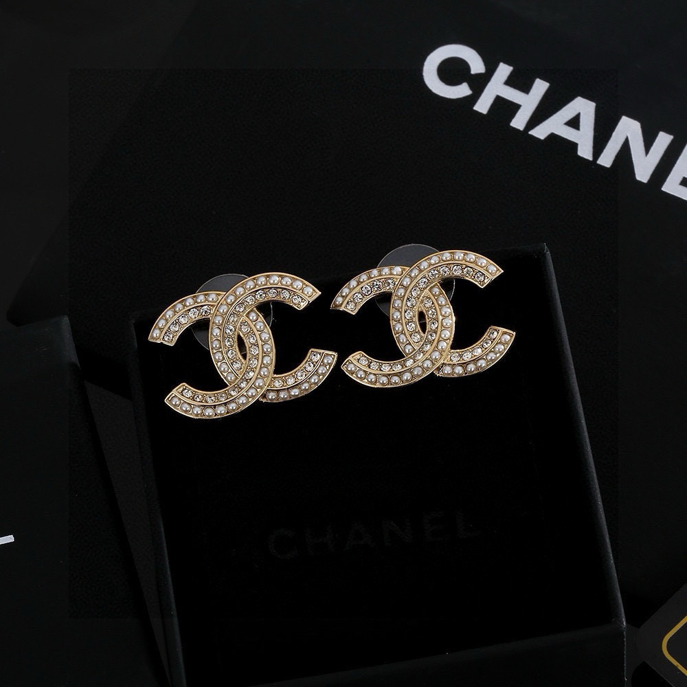  Chanel 🇫🇷香奈儿经典双C耳钉 这款随意搭配都是非常好看百搭时尚单品 🎁日常款 很修饰脸型 很上