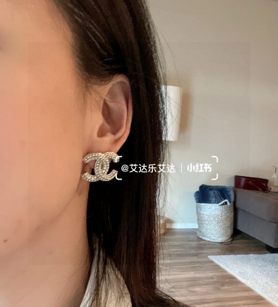  Chanel 🇫🇷香奈儿经典双C耳钉 这款随意搭配都是非常好看百搭时尚单品 🎁日常款 很修饰脸型 很上
