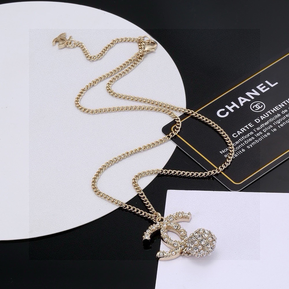  CHANEL 小香项链，高端品质，专柜同材质，做工精致细腻，重工版本，很有设计感简约大方温文尔雅，特别