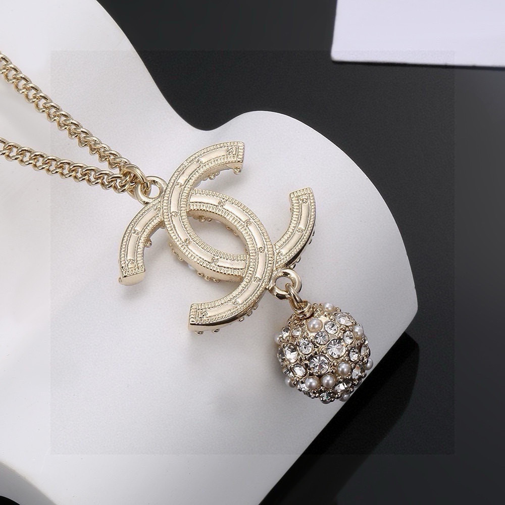  CHANEL 小香项链，高端品质，专柜同材质，做工精致细腻，重工版本，很有设计感简约大方温文尔雅，特别