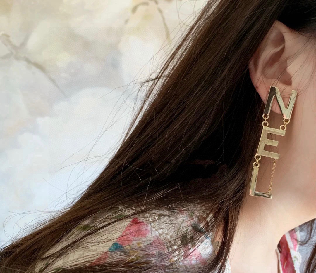 chanel 小香 经典 字母精致 耳钉 耳环   高端定制 纯银针 原单品质 一比一工艺 缀以品 牌字