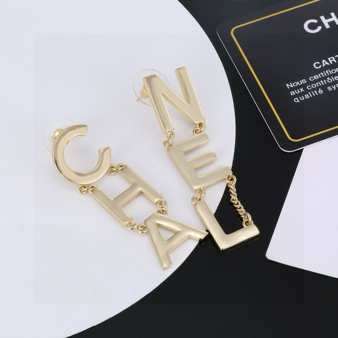 chanel 小香 经典 字母精致 耳钉 耳环   高端定制 纯银针 原单品质 一比一工艺 缀以品 牌字