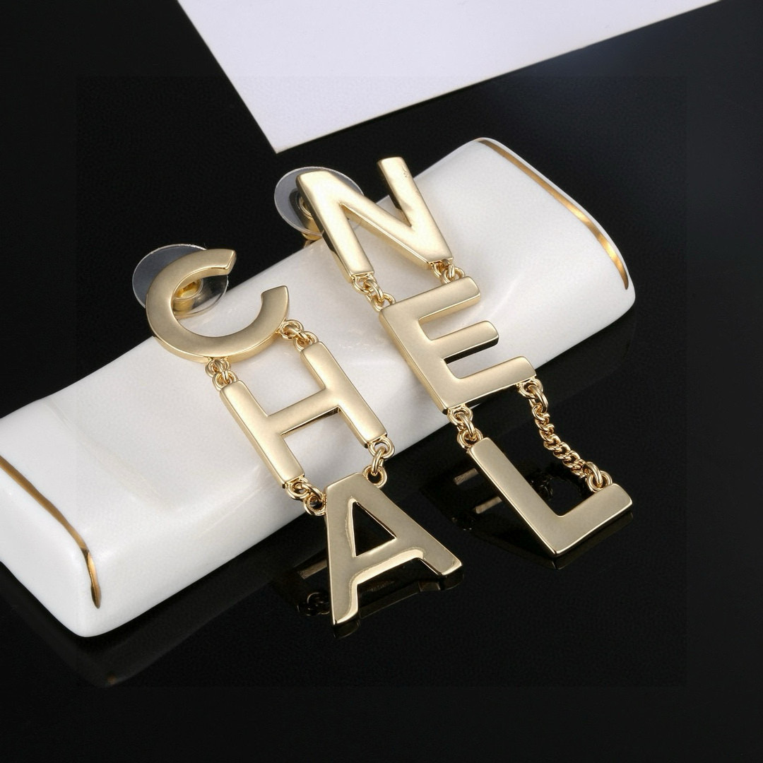 chanel 小香 经典 字母精致 耳钉 耳环   高端定制 纯银针 原单品质 一比一工艺 缀以品 牌字