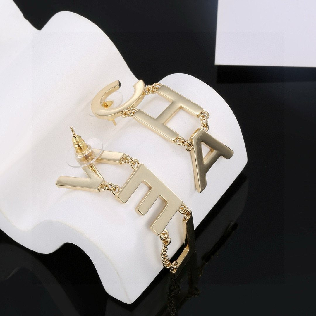 chanel 小香 经典 字母精致 耳钉 耳环   高端定制 纯银针 原单品质 一比一工艺 缀以品 牌字