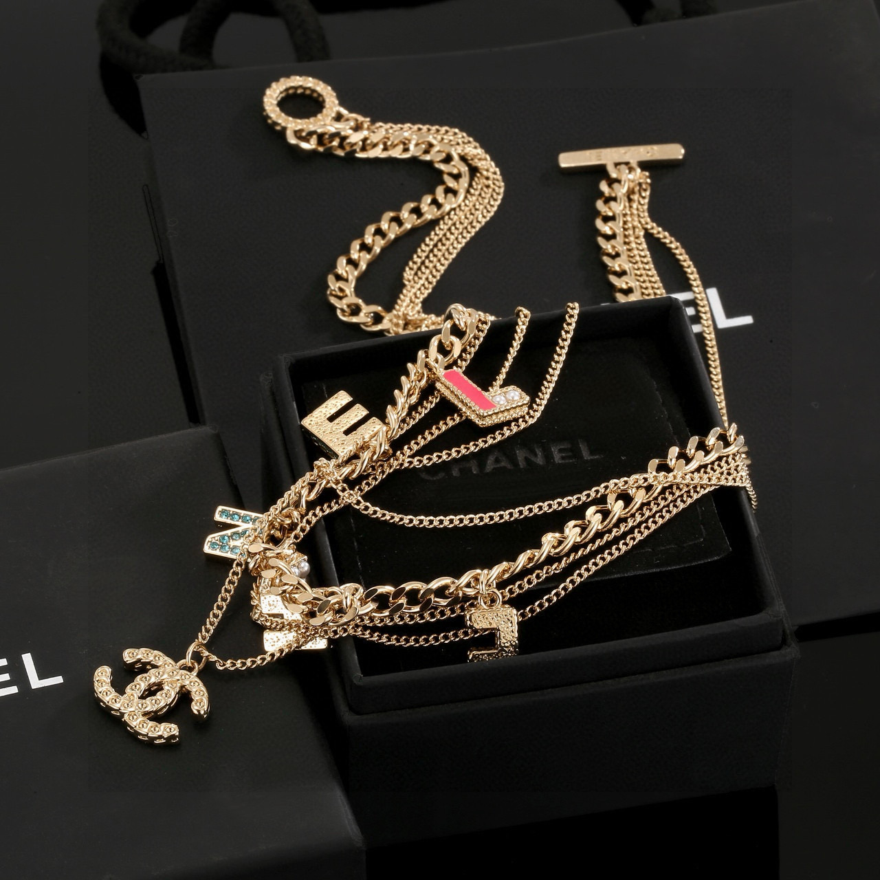  CHANEL 小香项链，高端品质，专柜同材质，做工精致细腻，重工版本，多层链条设计，简约大方温文尔雅，