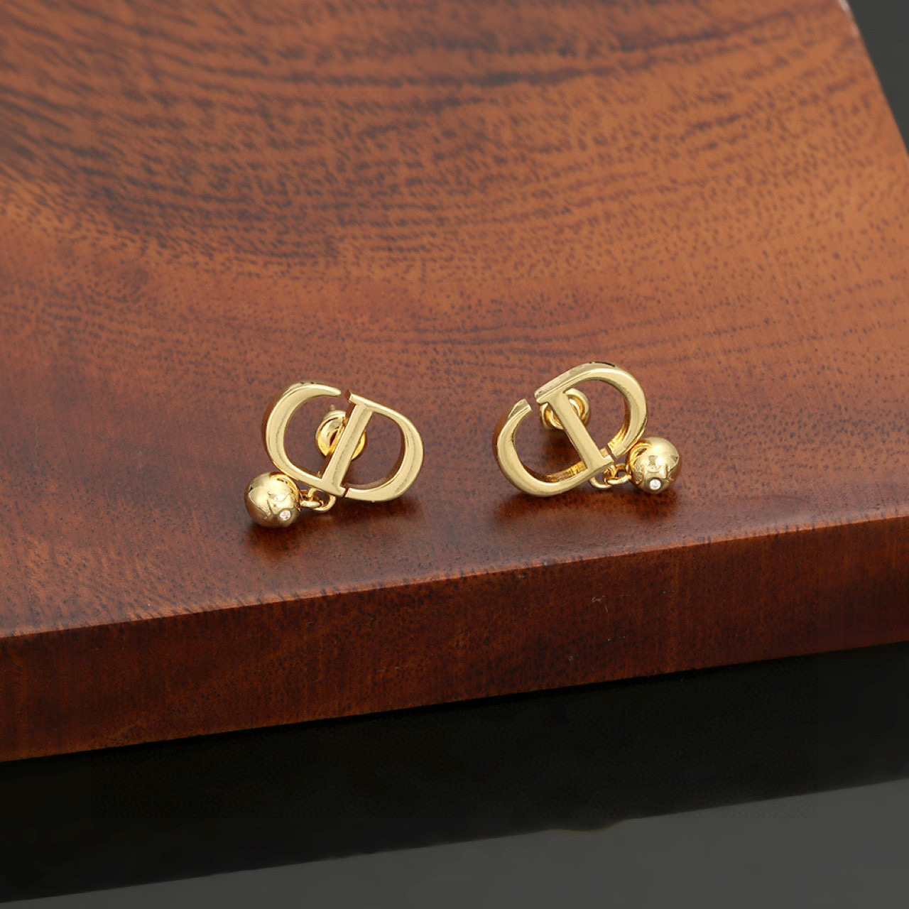 Elegantes Pendientes Dior Tribales con Diseño de Letras CD Doradas 6 i1753026936402 5613 0 4