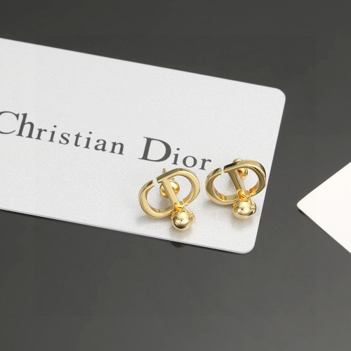 Elegantes Pendientes Dior Tribales con Diseño de Letras CD Doradas 16 Elegantes Pendientes Dior Tribales con Diseño de Letras CD Doradas