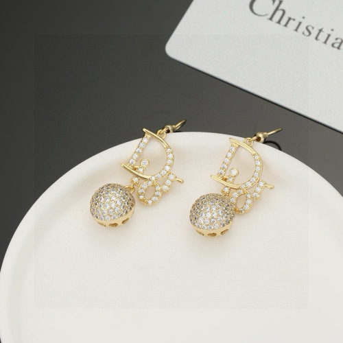 Elegantes Pendientes Dior con Iniciales CD y Diseño de Esfera Brillante 15 Elegantes Pendientes Dior con Iniciales CD y Diseño de Esfera Brillante