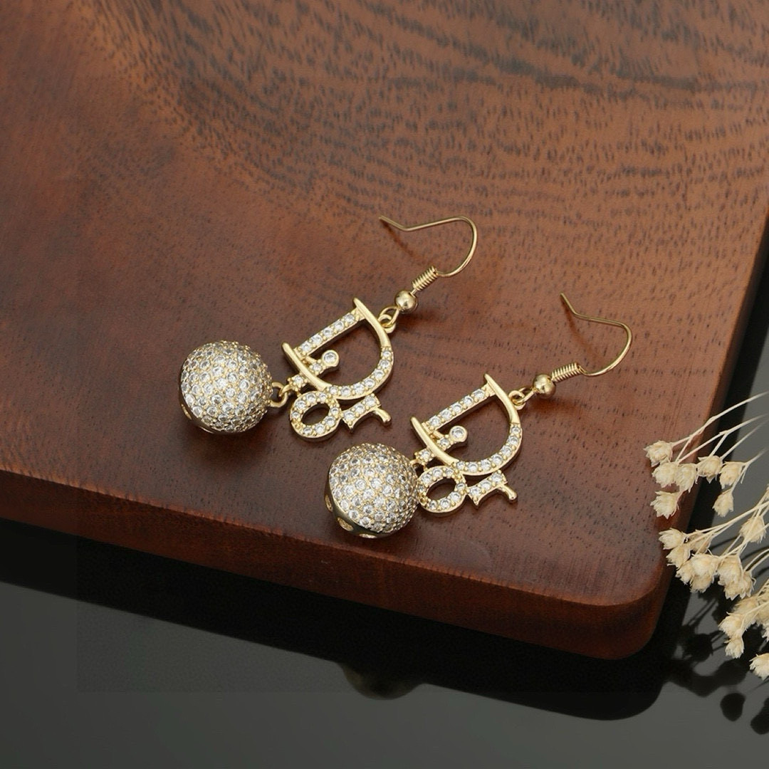 Elegantes Pendientes Dior con Iniciales CD y Diseño de Esfera Brillante 3 i1753027040982 1535 0 1