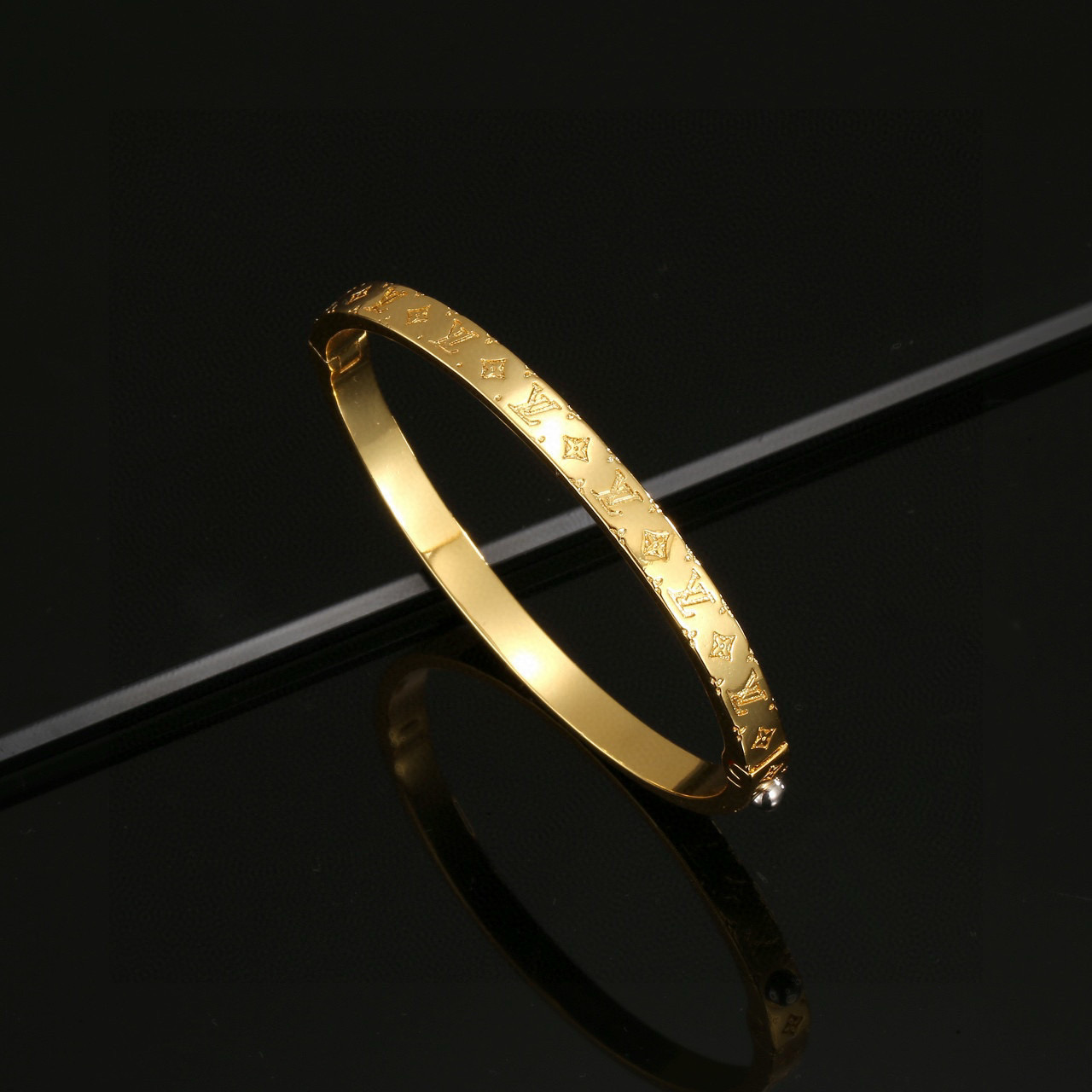 【精工版本】 路易威登手镯 秉承精湛匠艺，以锻造耀目 LV Twig  抛光色泽成就经典的自然化身，流露