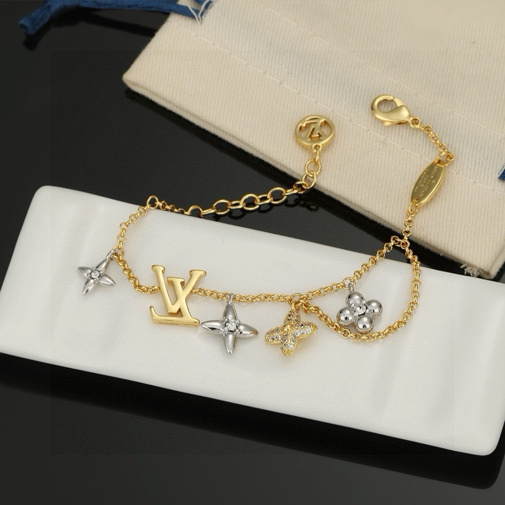 【精工版本】 路易威登手链秉承精湛匠艺，以锻造耀目 LV Twig 项链。抛光色泽成就经典 LV 字母的