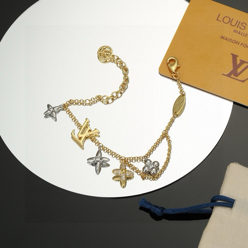 【精工版本】 路易威登手链秉承精湛匠艺，以锻造耀目 LV Twig 项链。抛光色泽成就经典 LV 字母的