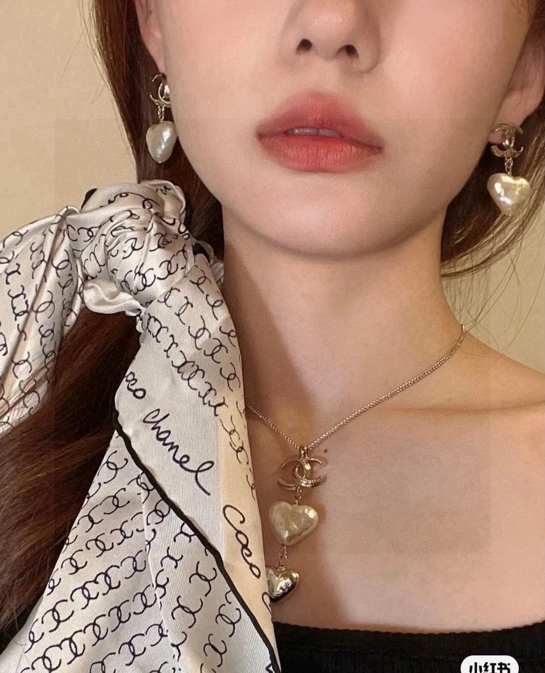  香奈儿珍珠心桃项链     简单的设计又不失时尚感，珍珠的优雅与金属质感的完美碰撞，将大牌范儿体现的淋