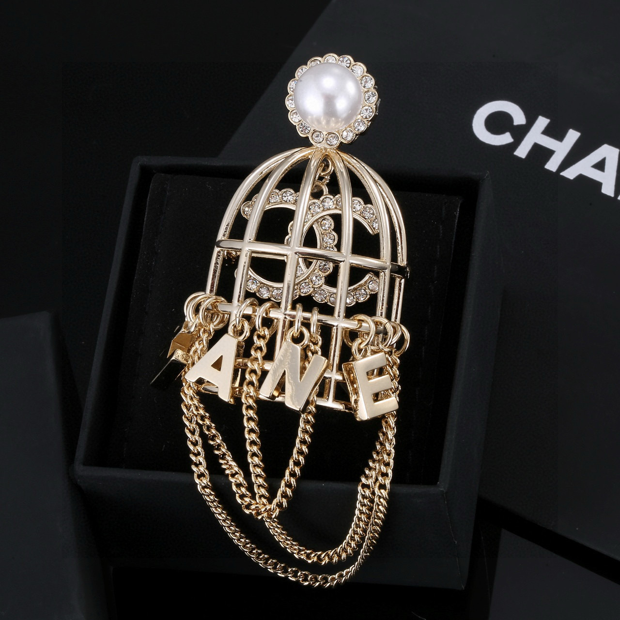  Chanel香奈儿新品鸟笼胸针  这个设计简直直击人心，简直就是艺术品‼️光看着就很养眼的说！来吧，开