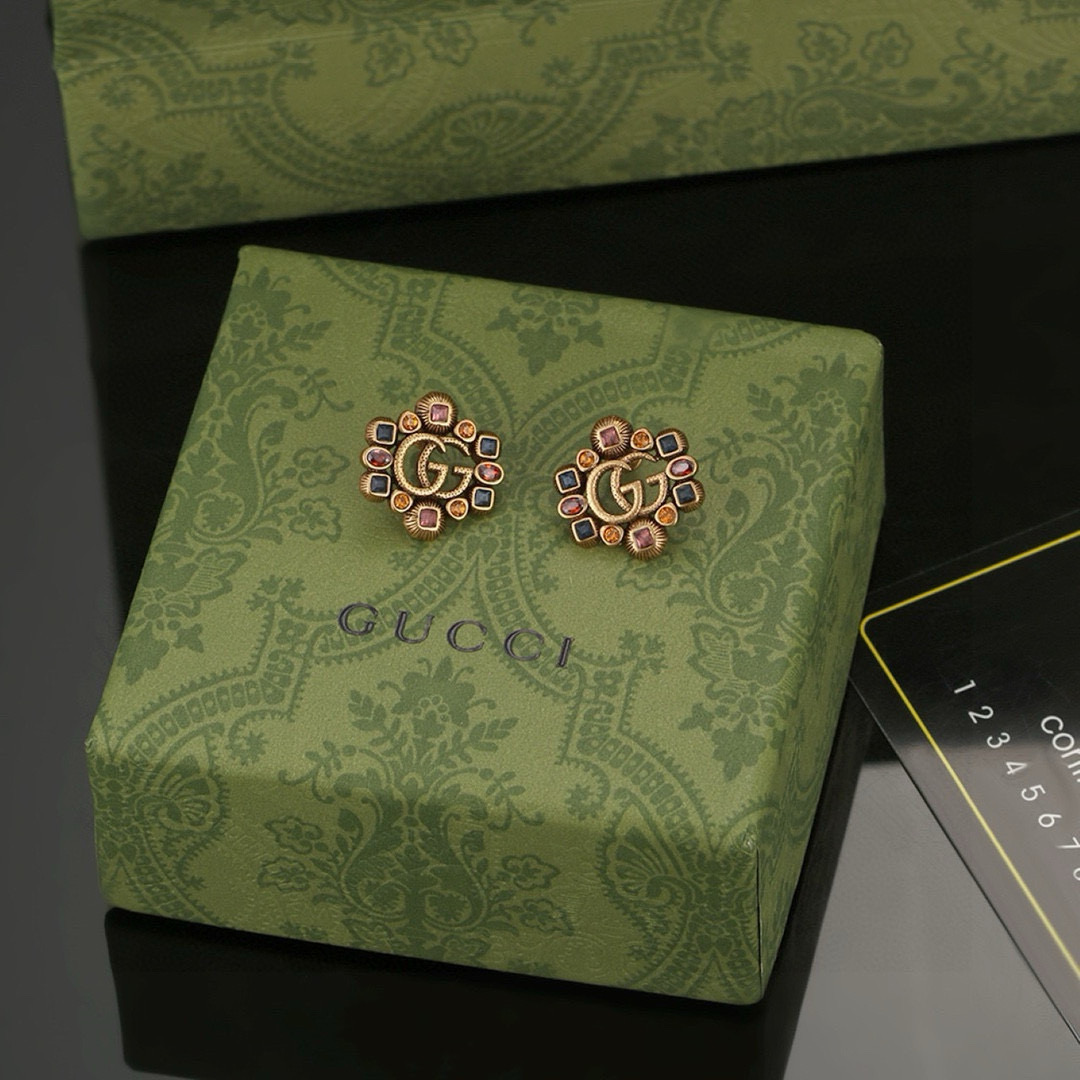  Gucci 古驰 耳钉  高端 打造 美到哭，因为是限量版，你根本无法在店内看到现货，现货一到真的bl