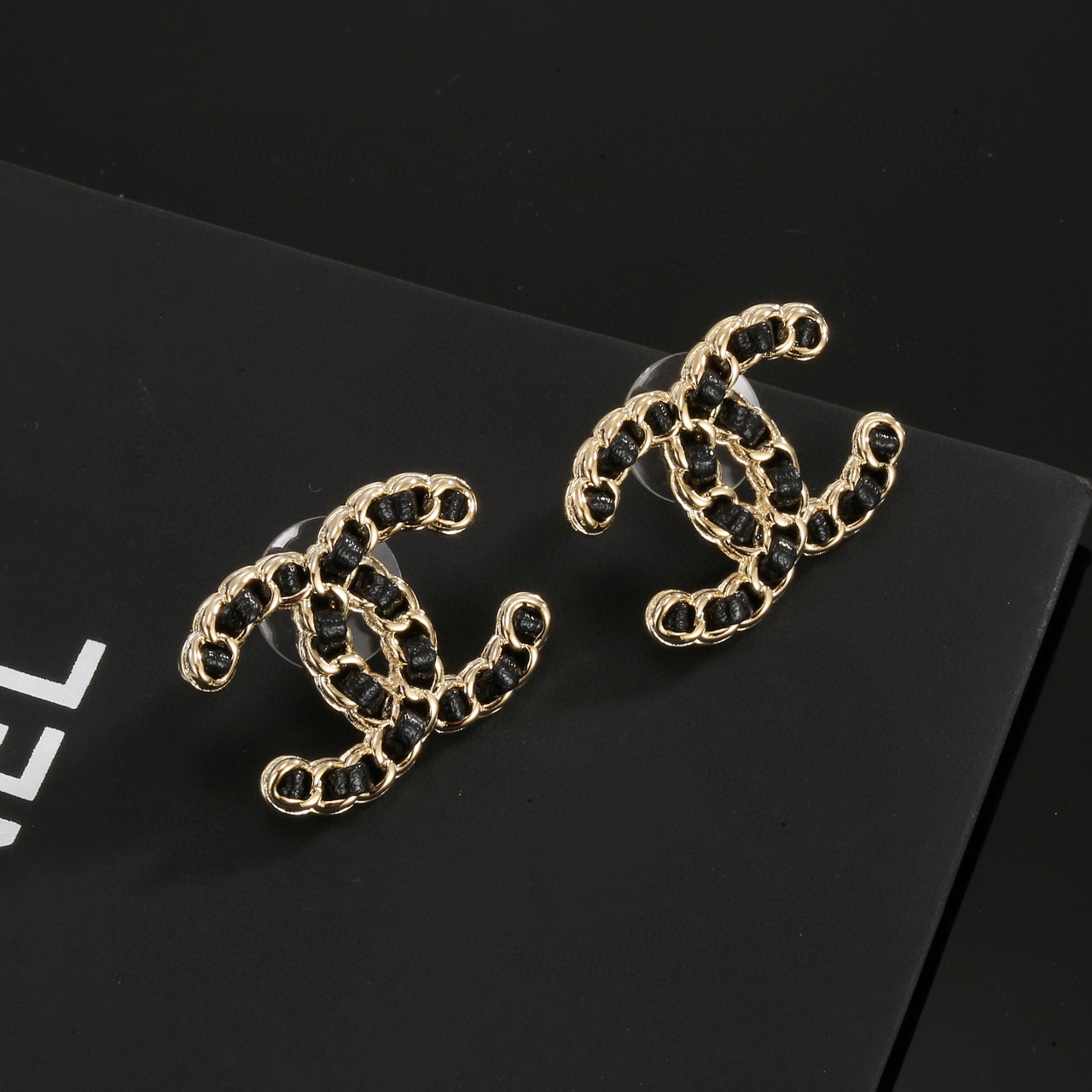 
 Chanel 🇫🇷香奈儿经典双C耳钉 这款随意搭配都是非常好看百搭时尚单品 🎁日常款 很修饰脸型 很