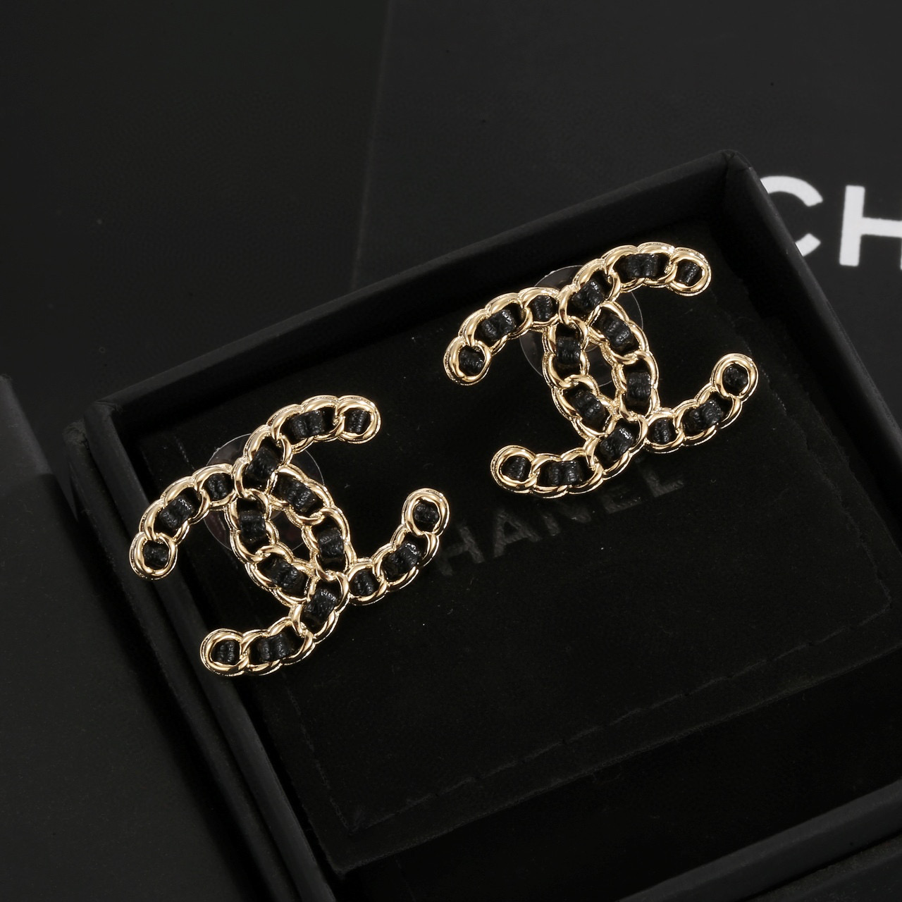 
 Chanel 🇫🇷香奈儿经典双C耳钉 这款随意搭配都是非常好看百搭时尚单品 🎁日常款 很修饰脸型 很