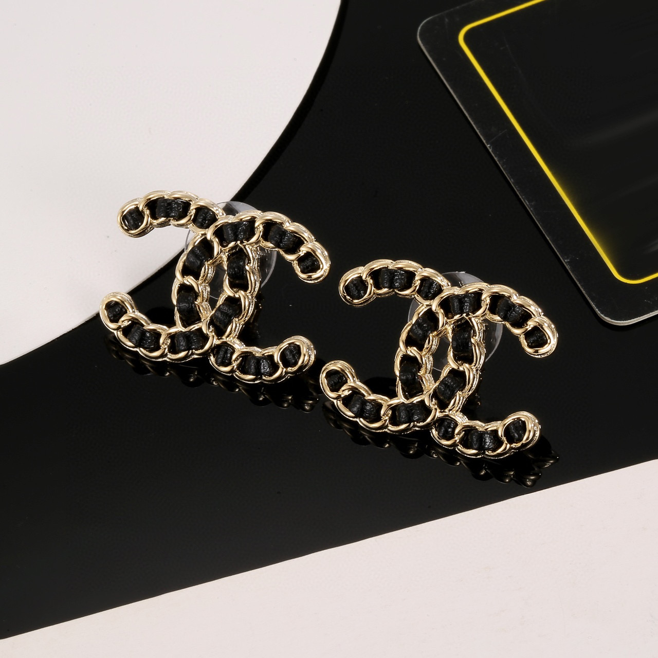 
 Chanel 🇫🇷香奈儿经典双C耳钉 这款随意搭配都是非常好看百搭时尚单品 🎁日常款 很修饰脸型 很