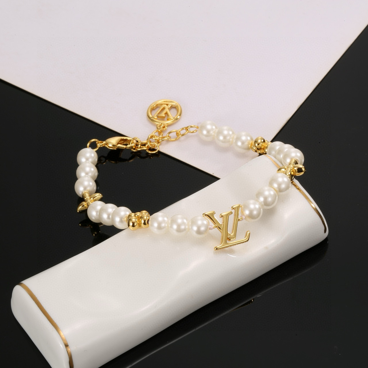 驴家LV Beads 手链以多重材质串珠，LV 字母化身挂饰和抛光金属串珠上的铭纹，树脂串珠呈现细腻亮泽