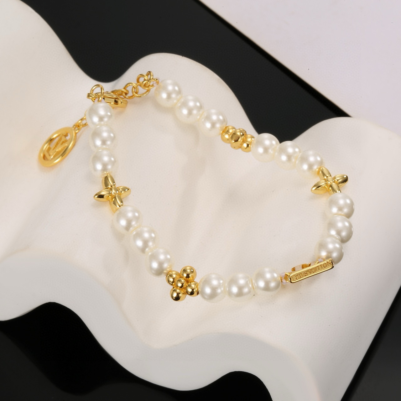 驴家LV Beads 手链以多重材质串珠，LV 字母化身挂饰和抛光金属串珠上的铭纹，树脂串珠呈现细腻亮泽