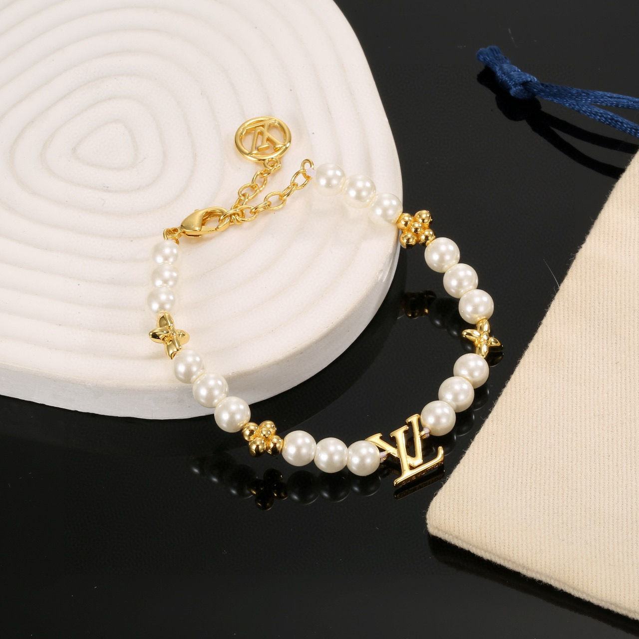 驴家LV Beads 手链以多重材质串珠，LV 字母化身挂饰和抛光金属串珠上的铭纹，树脂串珠呈现细腻亮泽