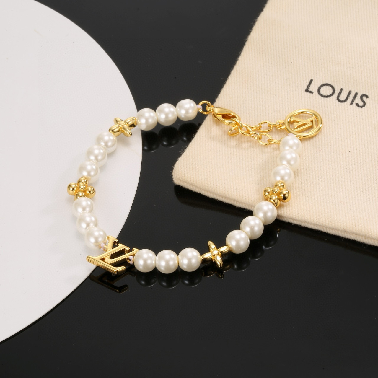 驴家LV Beads 手链以多重材质串珠，LV 字母化身挂饰和抛光金属串珠上的铭纹，树脂串珠呈现细腻亮泽