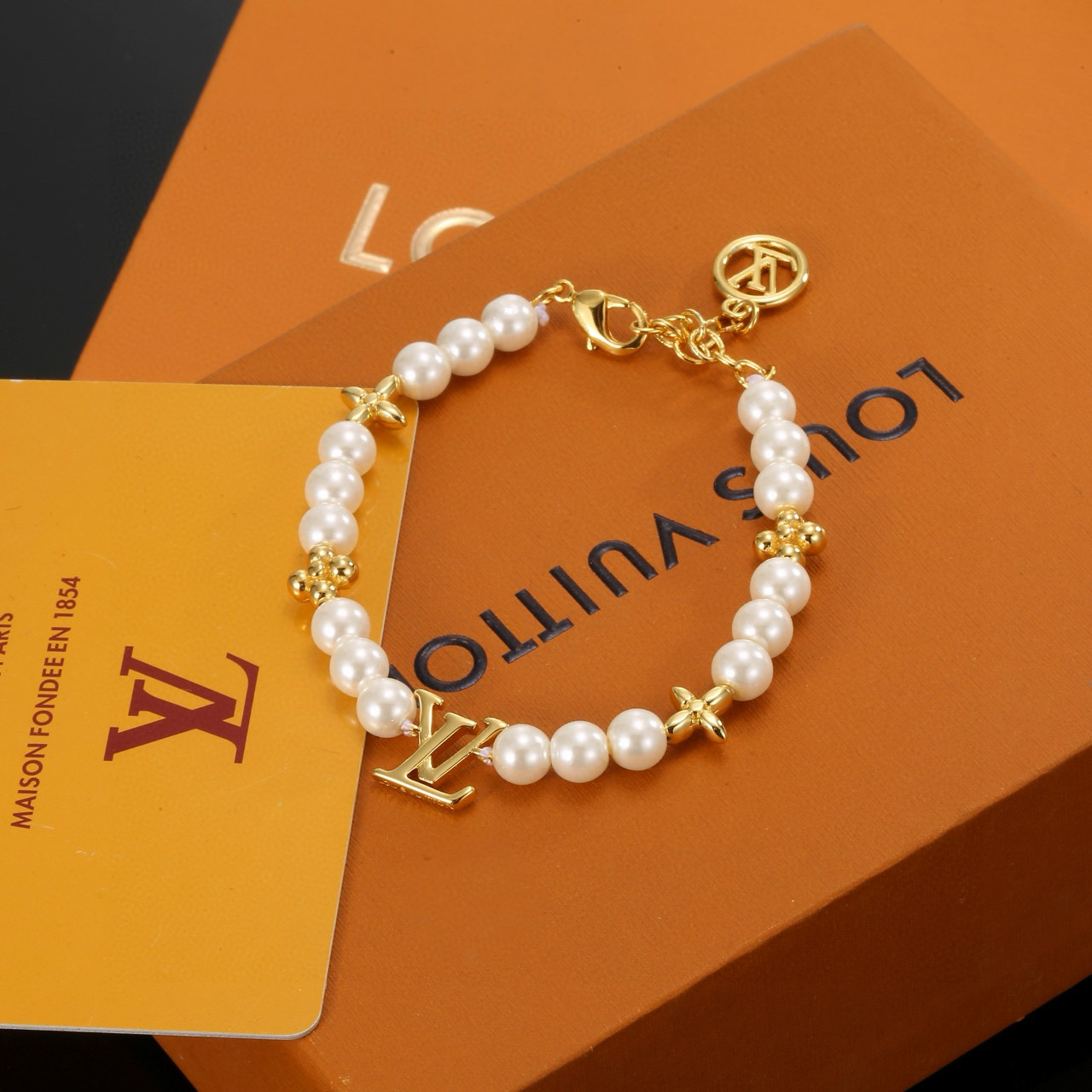 驴家LV Beads 手链以多重材质串珠，LV 字母化身挂饰和抛光金属串珠上的铭纹，树脂串珠呈现细腻亮泽