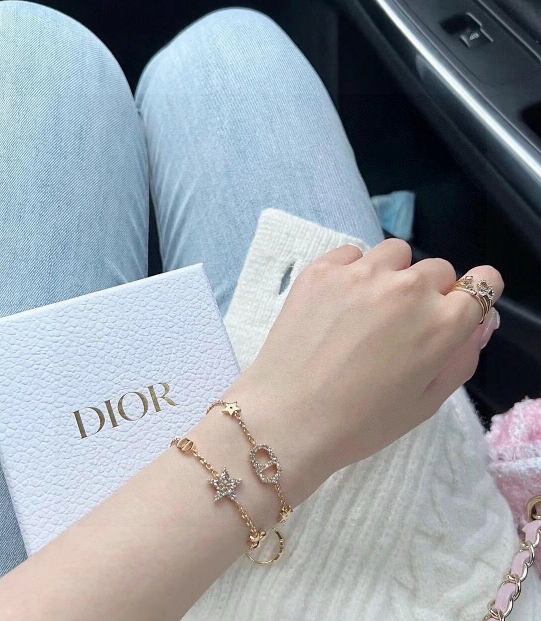  Dior 迪奥JADIOR 字母两条装手链 采用金色作为主要颜色，配上字母、五角星、增添了一份可爱。饰