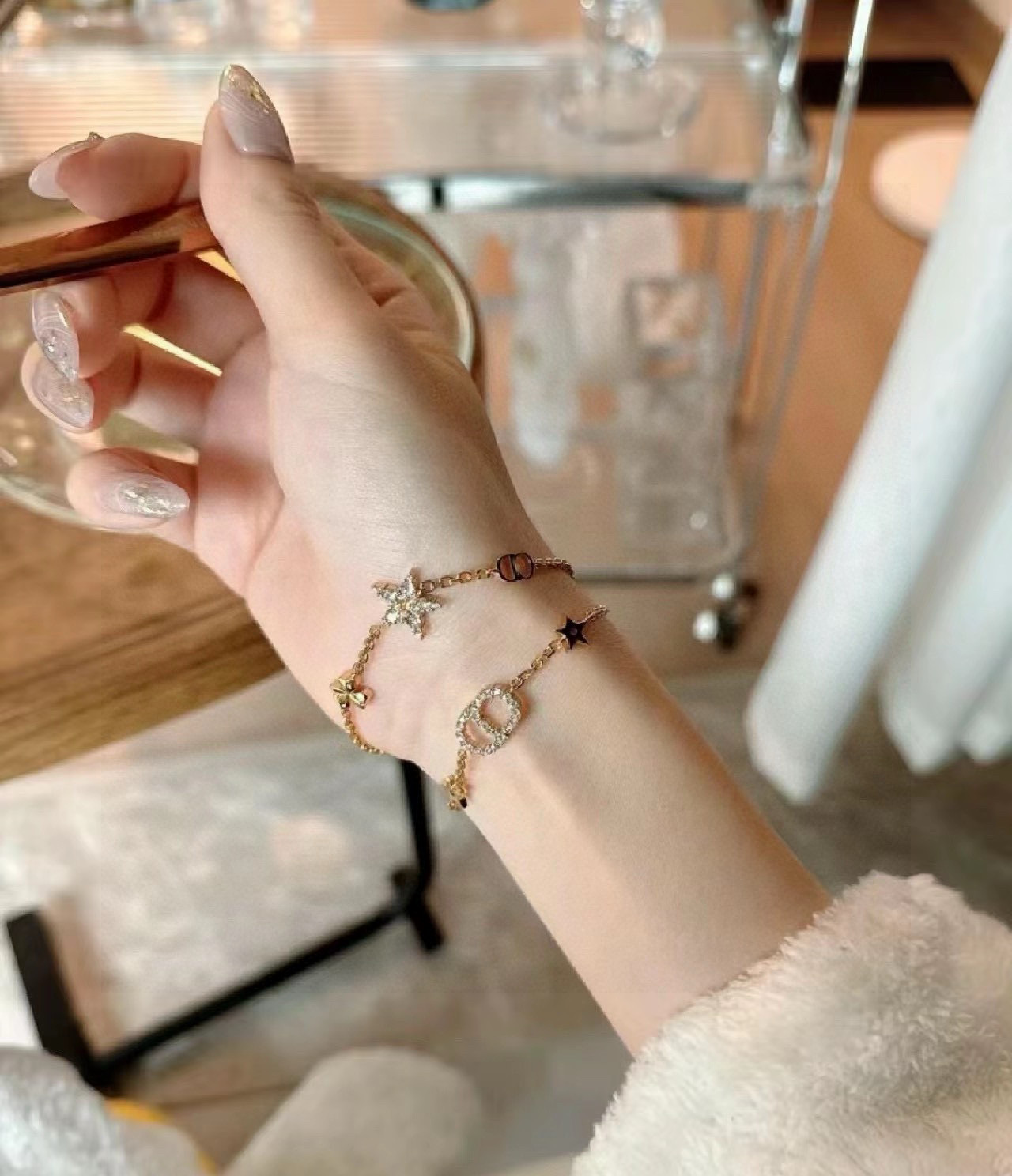  Dior 迪奥JADIOR 字母两条装手链 采用金色作为主要颜色，配上字母、五角星、增添了一份可爱。饰