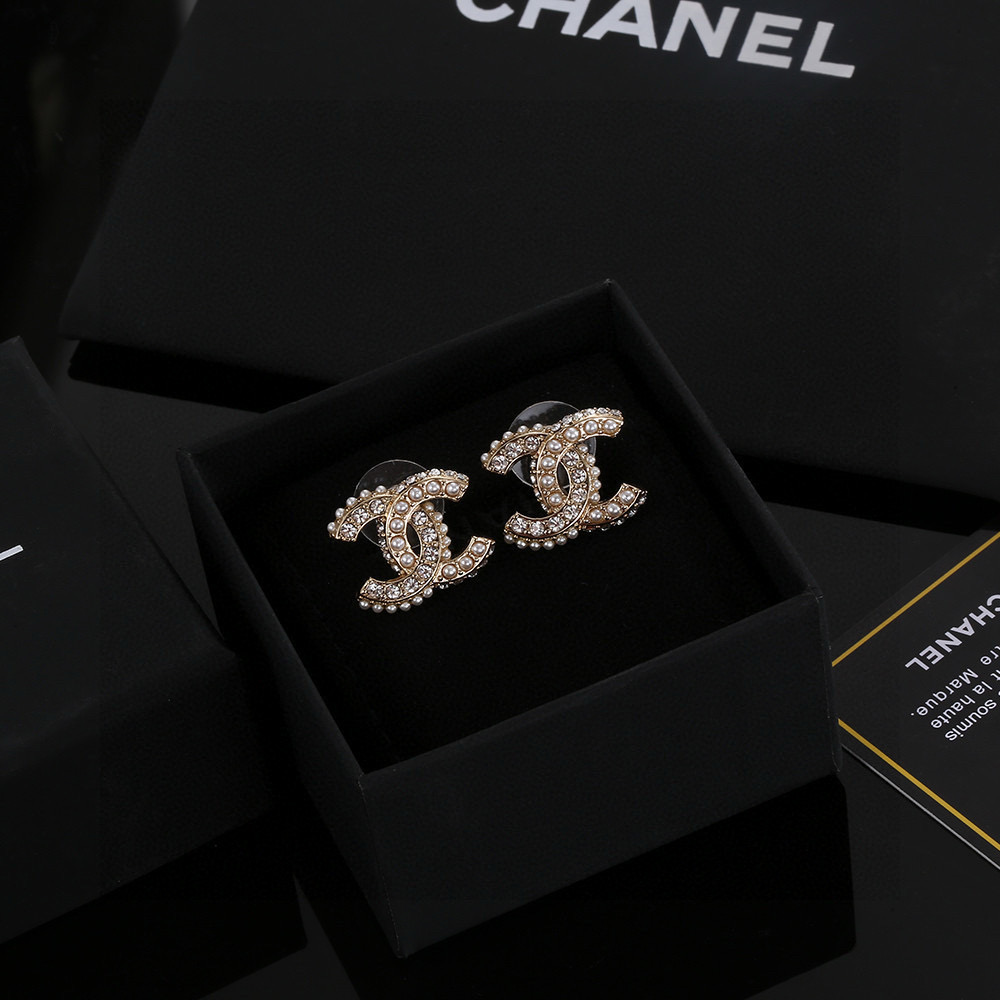  Chanel 🇫🇷香奈儿经典金色双C耳钉 这款随意搭配都是非常好看百搭时尚单品 🎁日常款 很修饰脸型 