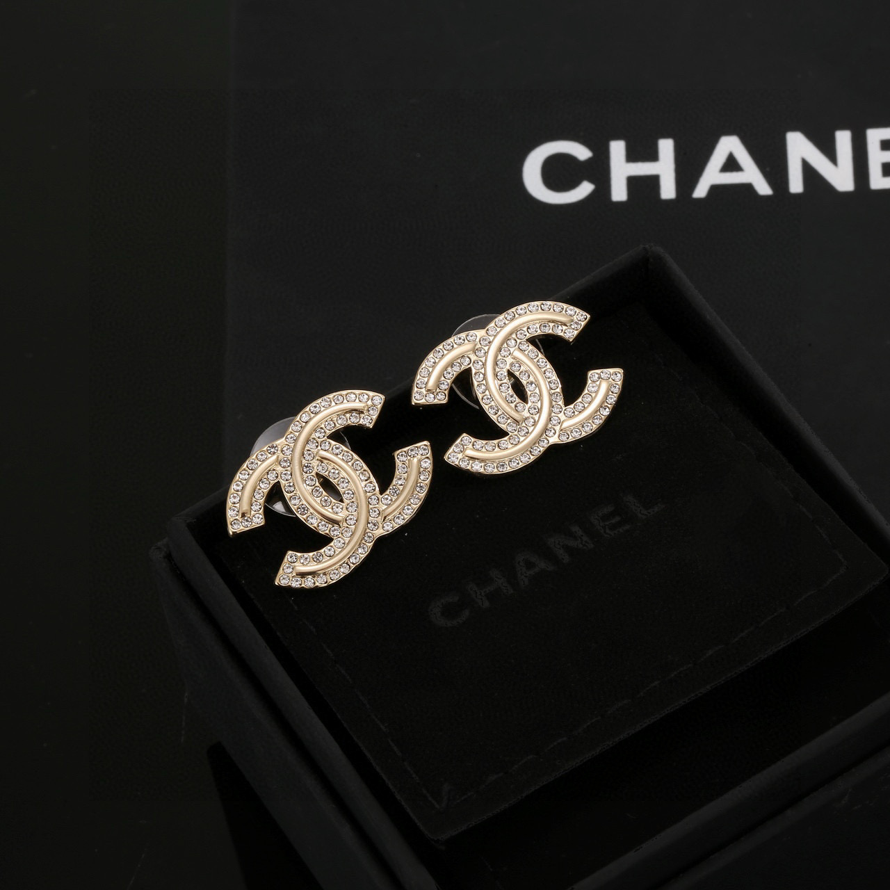  Chanel 小香 火爆单品 金色耳钉 最经典款 没有之一 气质 耳钉 耳环 上耳超美腻 怎么看怎么美