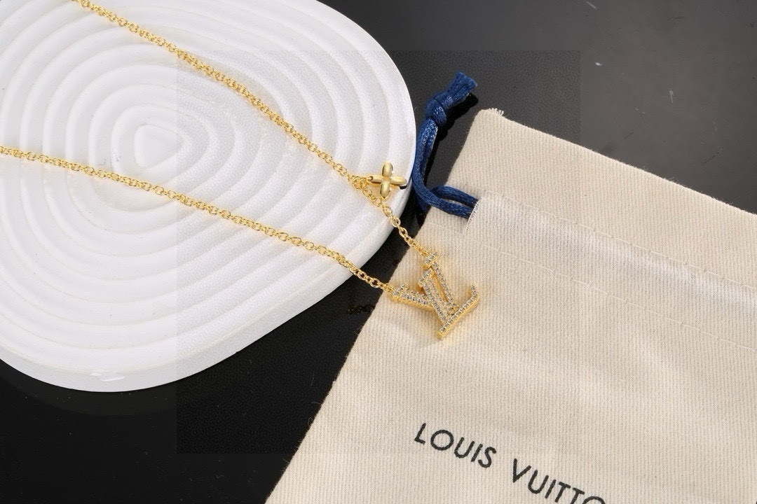 LV黄金色字母项链 路易威登项链 个性 带来时髦、有趣的视觉，明亮式切割工艺使表面抛光非常靓丽360度绚