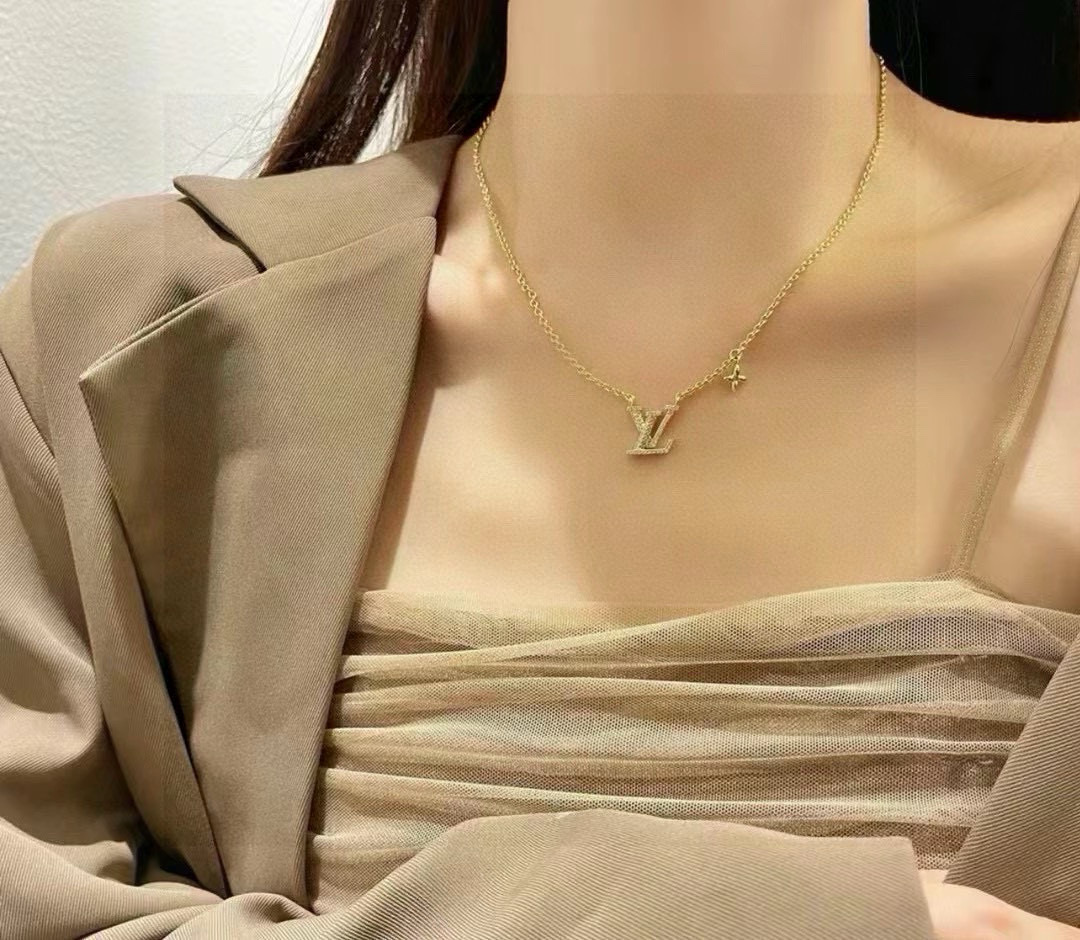 LV黄金色字母项链 路易威登项链 个性 带来时髦、有趣的视觉，明亮式切割工艺使表面抛光非常靓丽360度绚