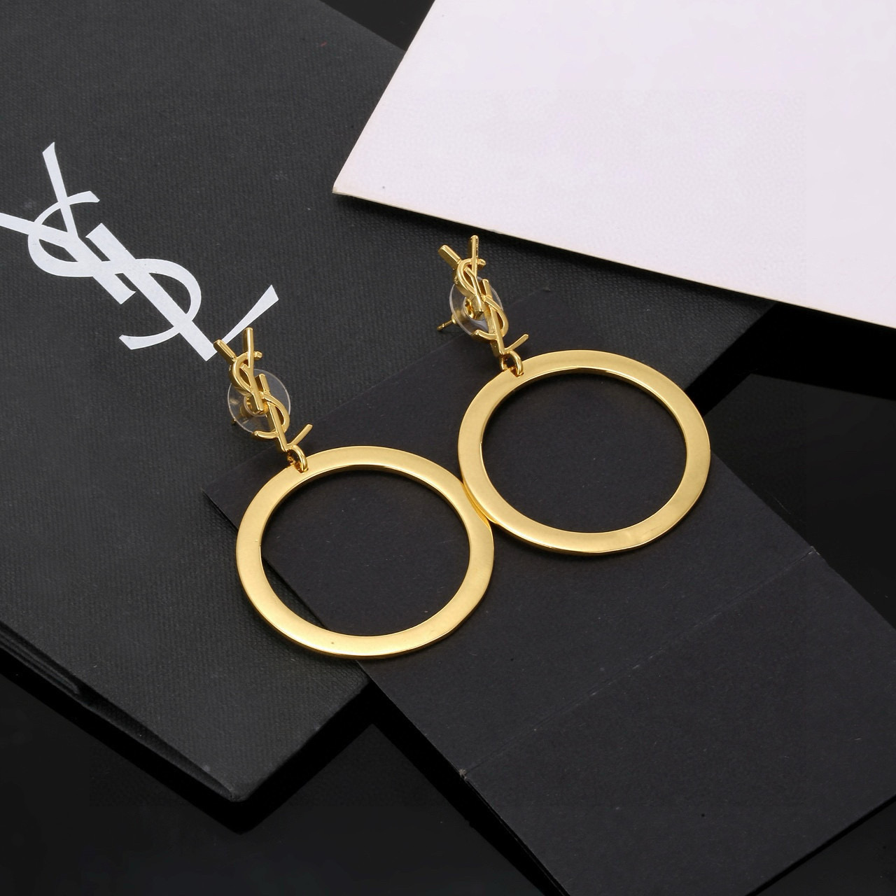  圣罗兰YSL 耳钉经典奢侈   时尚百搭 犹如酒会礼服一般，绚烂多姿。经典 最具个性魅力象征永远的不变