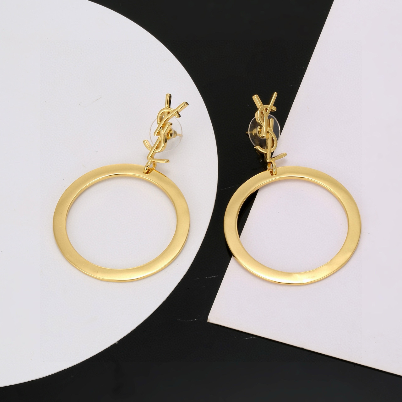  圣罗兰YSL 耳钉经典奢侈   时尚百搭 犹如酒会礼服一般，绚烂多姿。经典 最具个性魅力象征永远的不变
