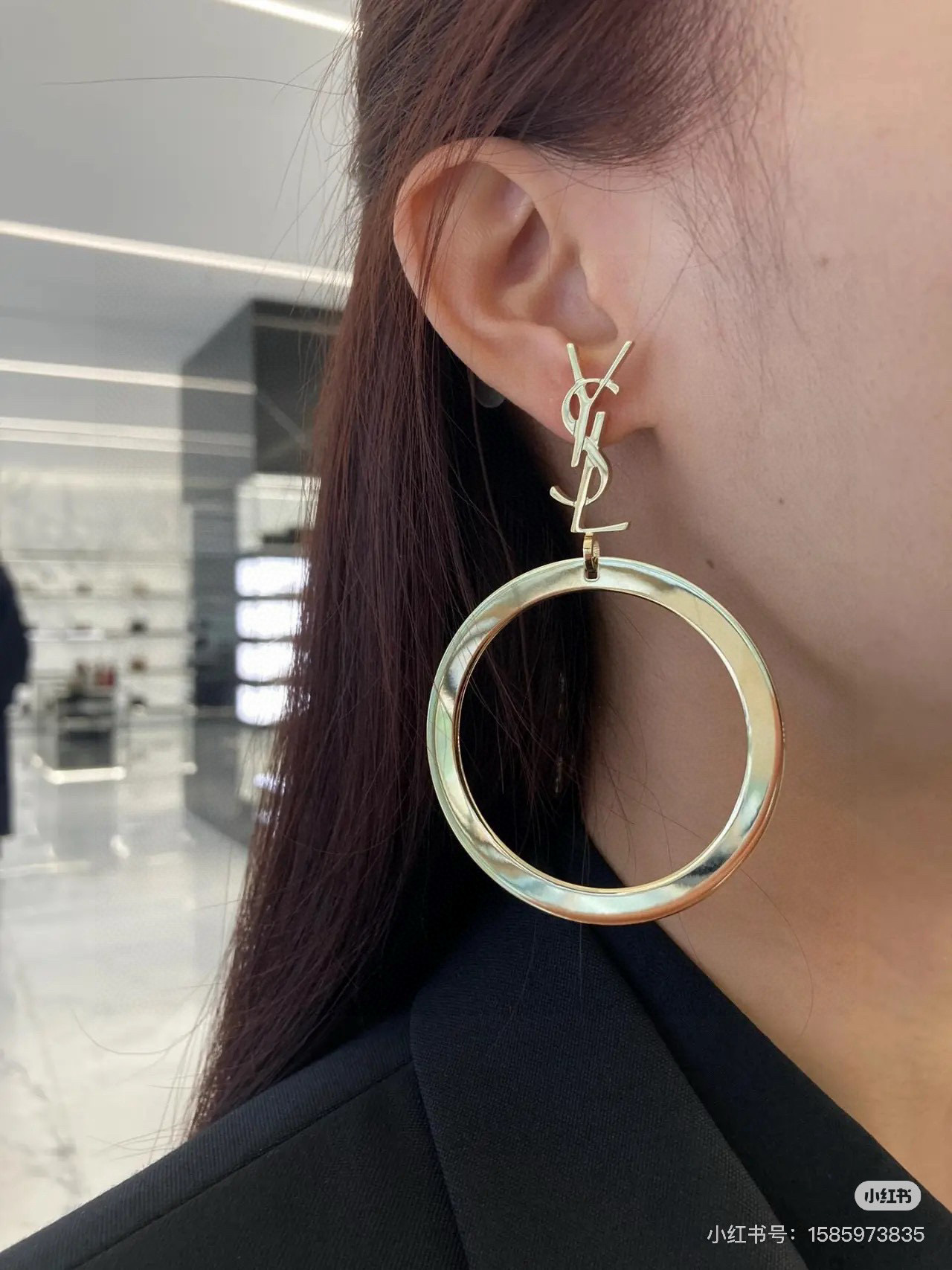  圣罗兰YSL 耳钉经典奢侈   时尚百搭 犹如酒会礼服一般，绚烂多姿。经典 最具个性魅力象征永远的不变