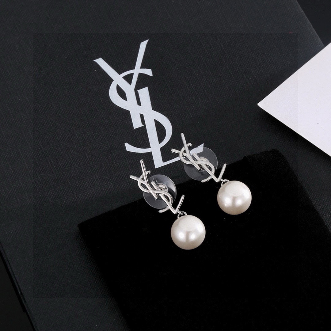 圣罗兰YSL 耳钉经典奢侈   时尚百搭 犹如酒会礼服一般，绚烂多姿。经典 最具个性魅力象征永远的不变的