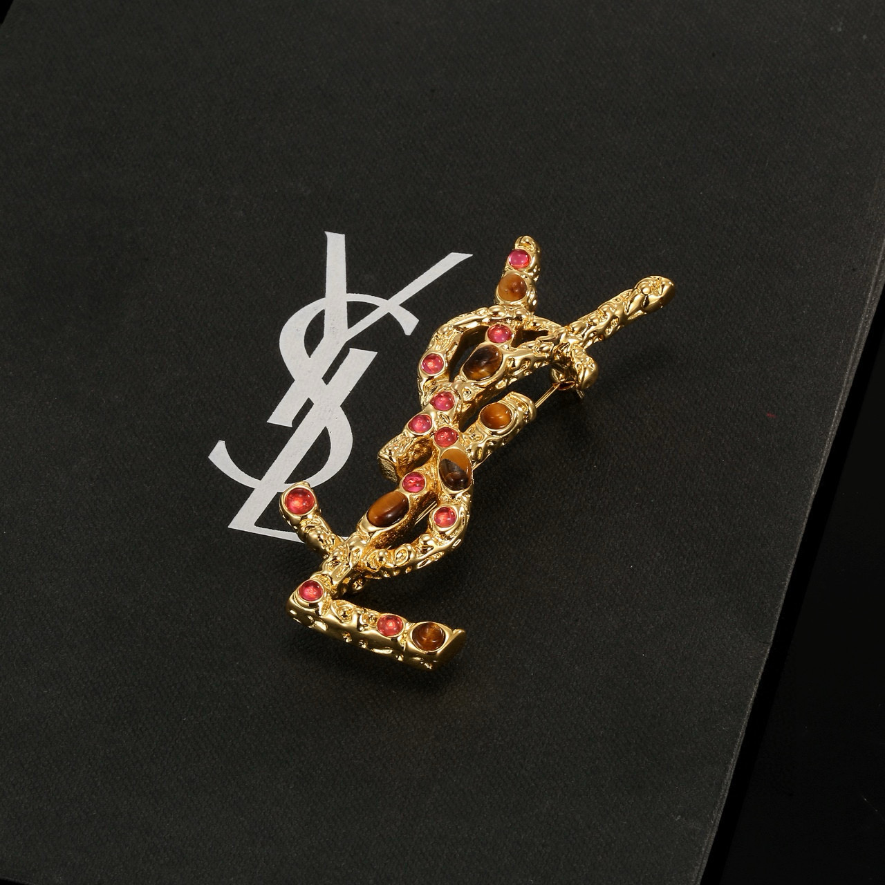 圣罗兰YSL 胸针 经典奢侈   时尚百搭 犹如酒会礼服一般，绚烂多姿。经典 最具个性魅力象征永远的不