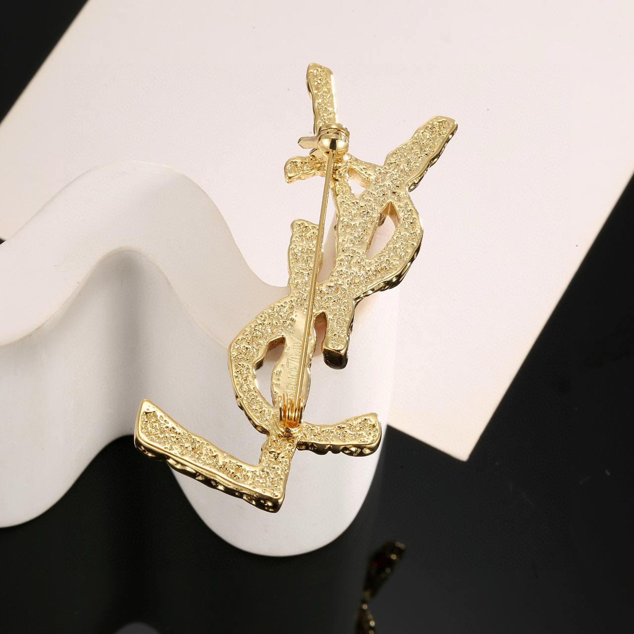  圣罗兰YSL 胸针 经典奢侈   时尚百搭 犹如酒会礼服一般，绚烂多姿。经典 最具个性魅力象征永远的不