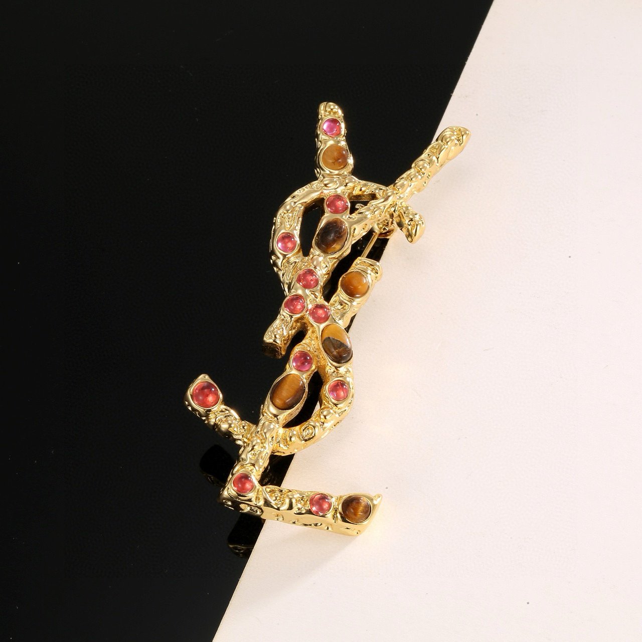  圣罗兰YSL 胸针 经典奢侈   时尚百搭 犹如酒会礼服一般，绚烂多姿。经典 最具个性魅力象征永远的不