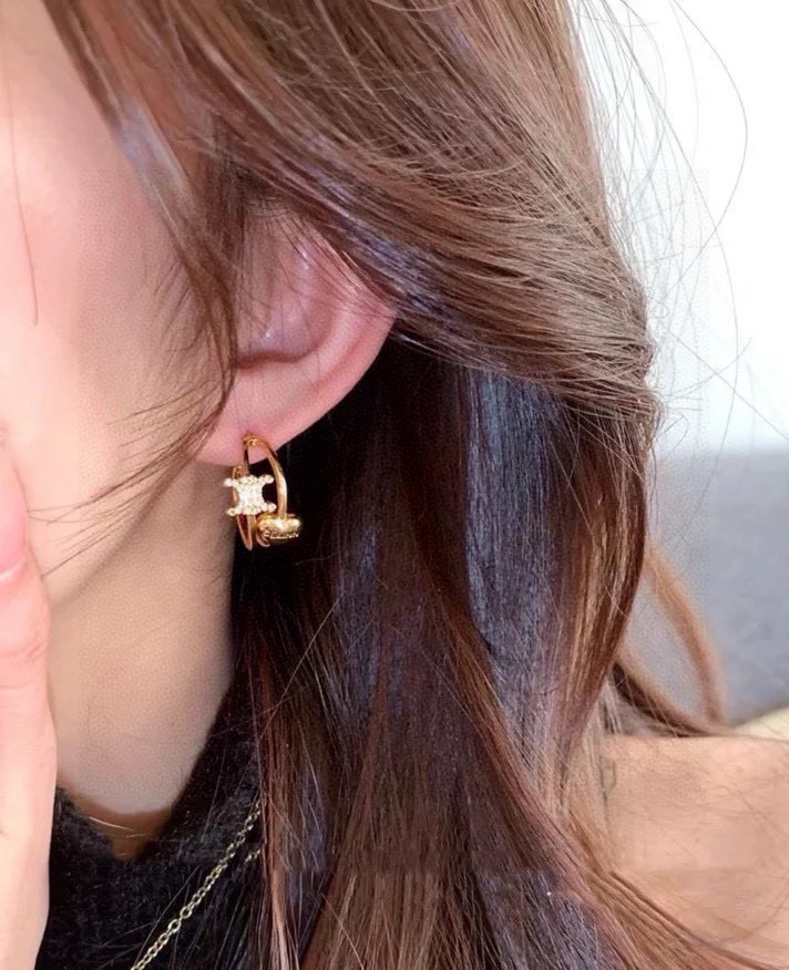  赛琳Celine 新款凯璇门耳钉👄❤️与众不同的设计 个性十足 颠覆你对传统耳环的印象 使其魅力爆灯